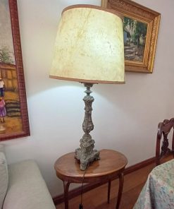 Lámpara de mesa alta fierro y pantalla cuero color crudo