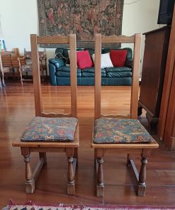 Sillas bajas madera con cojín en asiento