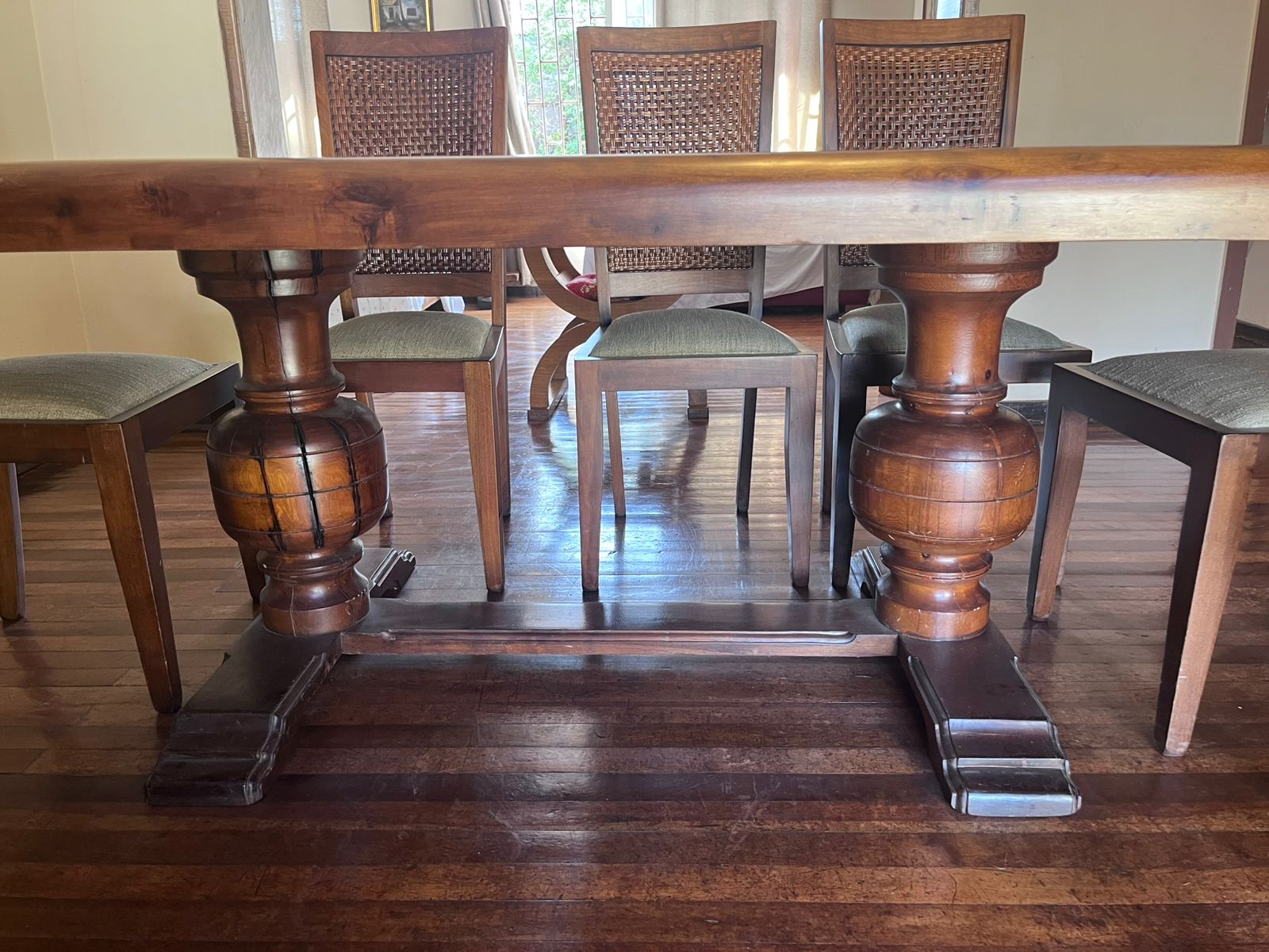 Juego de comedor madera con 8 sillas enjuncadas - Imagen 2