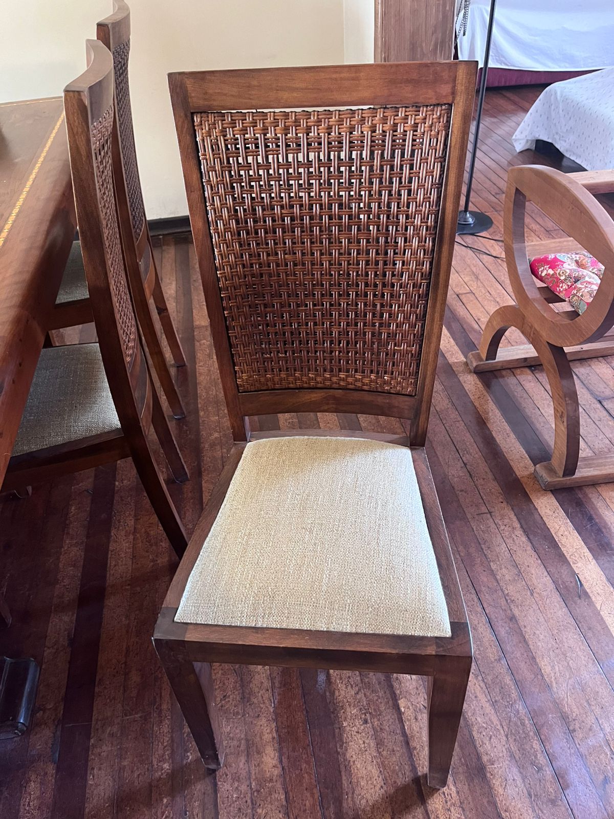 Juego de comedor madera con 8 sillas enjuncadas - Imagen 3