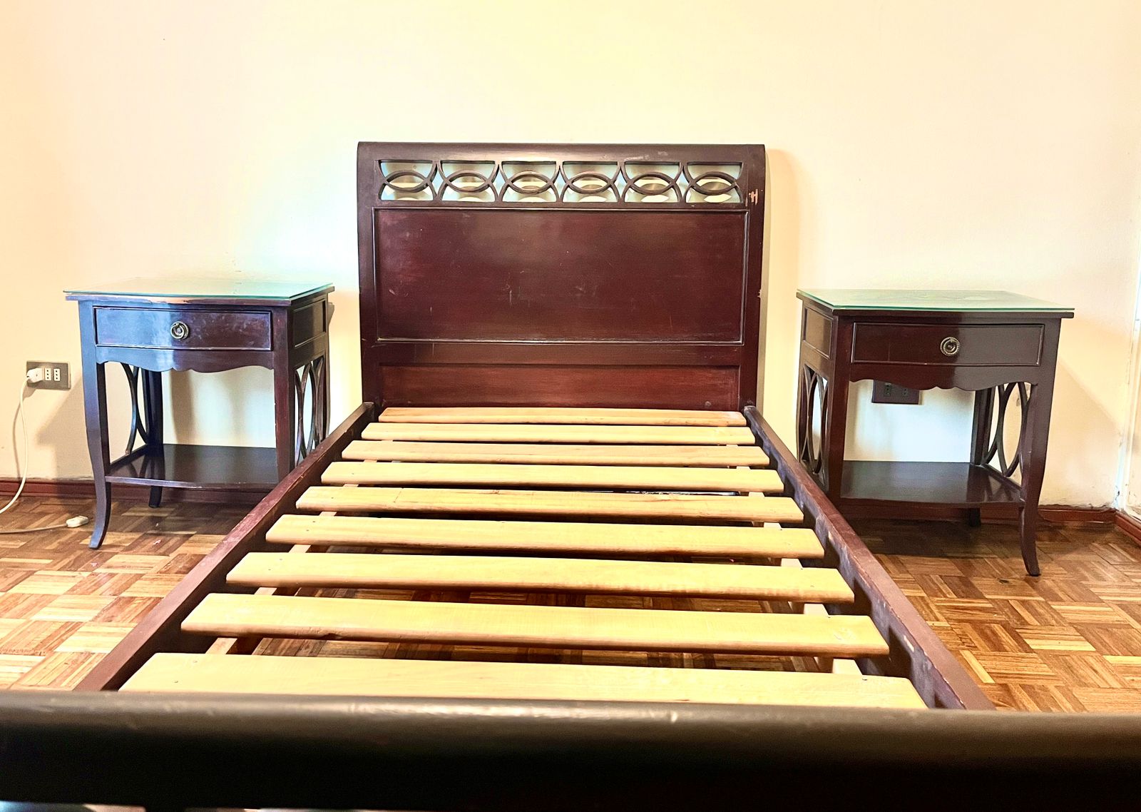 Juego dormitorio cama 1 plaza con veladores y espejo