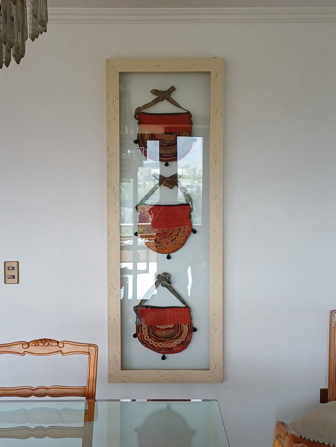 Cuadro bolsos étnicos artesanales enmarcado entre vidrios - Imagen 2