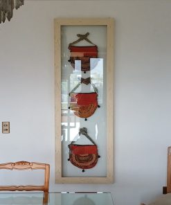 Cuadro bolsos étnicos artesanales enmarcado entre vidrios