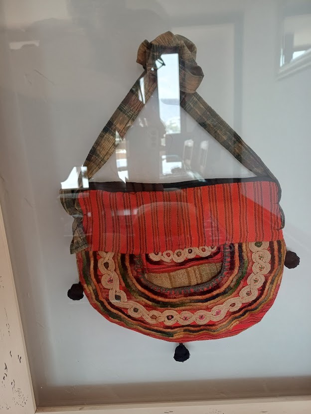 Cuadro bolsos étnicos artesanales enmarcado entre vidrios - Imagen 3