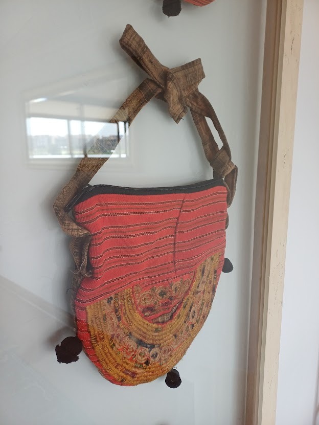 Cuadro bolsos étnicos artesanales enmarcado entre vidrios - Imagen 4