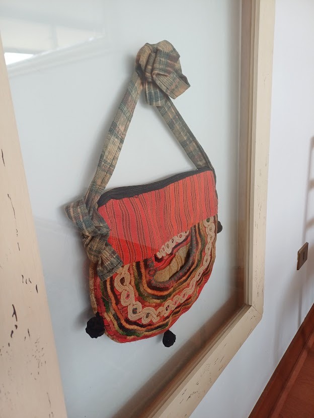 Cuadro bolsos étnicos artesanales enmarcado entre vidrios - Imagen 5