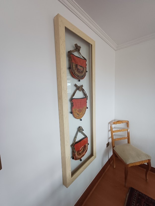 Cuadro bolsos étnicos artesanales enmarcado entre vidrios - Imagen 6