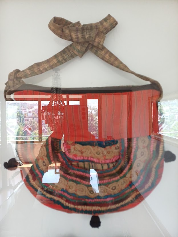 Cuadro bolsos étnicos artesanales enmarcado entre vidrios - Imagen 7