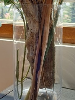 Florero vidrio con arreglo flores artificiales y ramas - Imagen 3