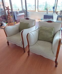 Sillones madera tallado normando felpa color crudo