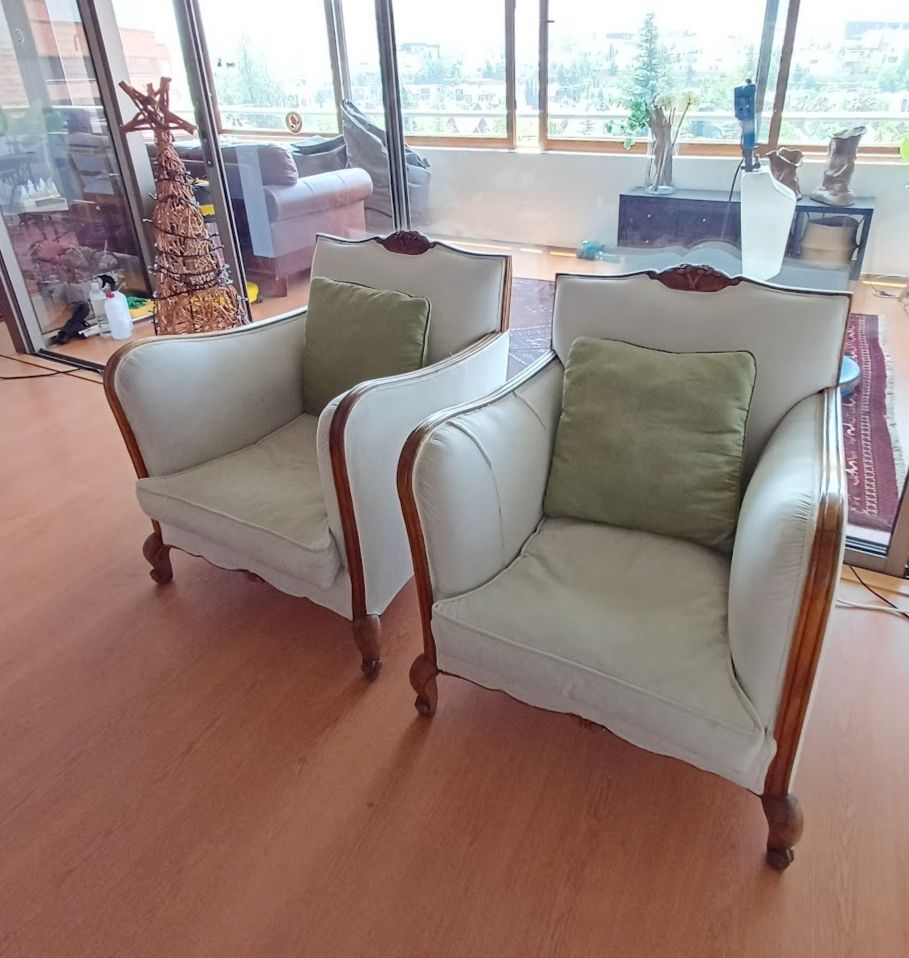 Sillones madera tallado normando felpa color crudo