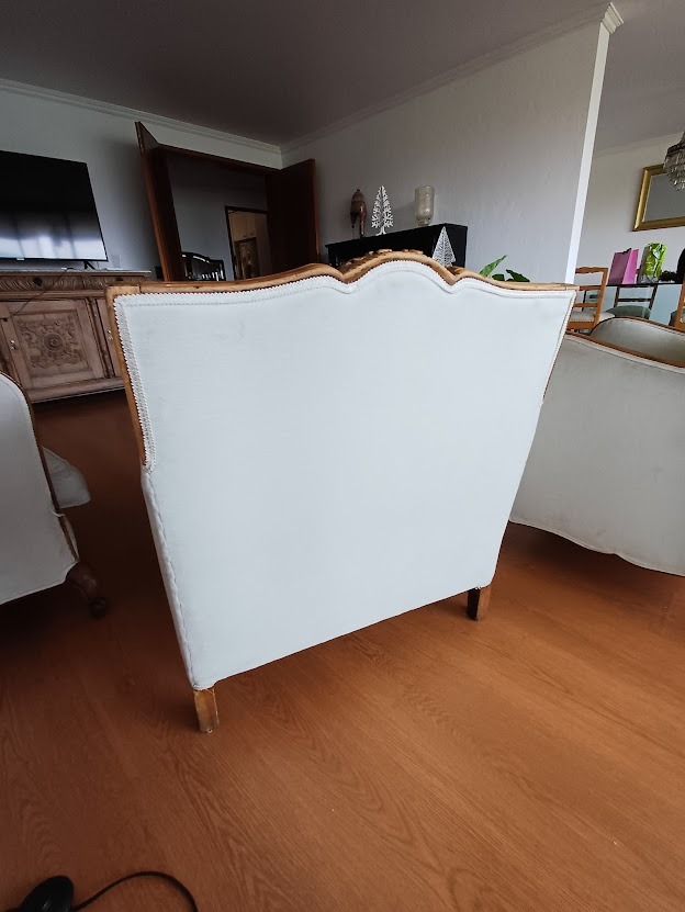 Sillones madera tallado normando felpa color crudo - Imagen 2