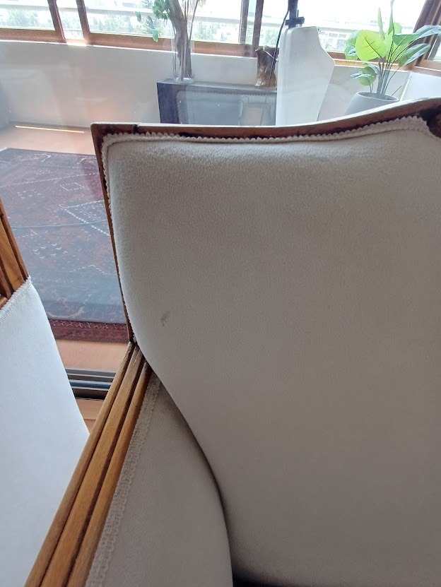 Sillones madera tallado normando felpa color crudo - Imagen 3