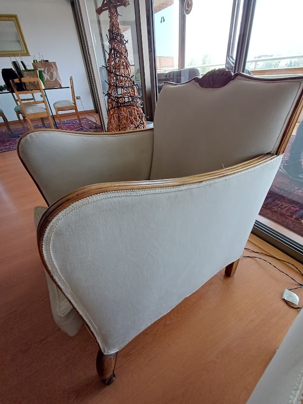 Sillones madera tallado normando felpa color crudo - Imagen 4