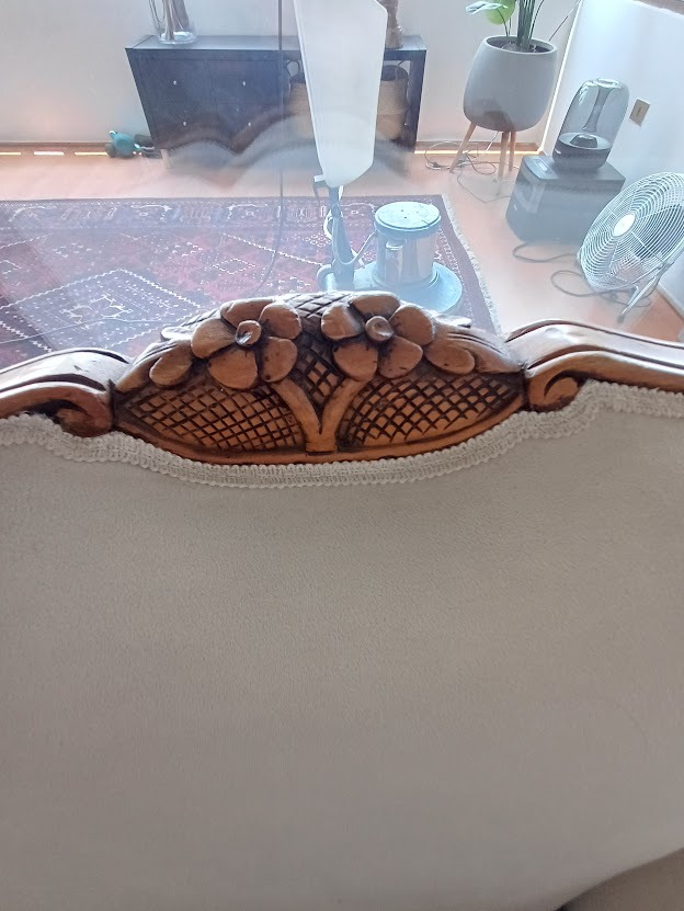 Sillones madera tallado normando felpa color crudo - Imagen 5