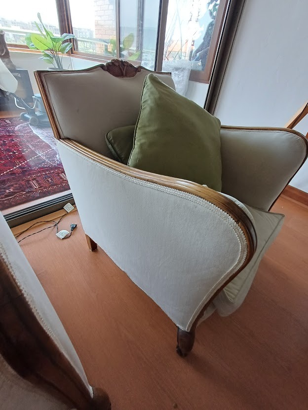 Sillones madera tallado normando felpa color crudo - Imagen 7