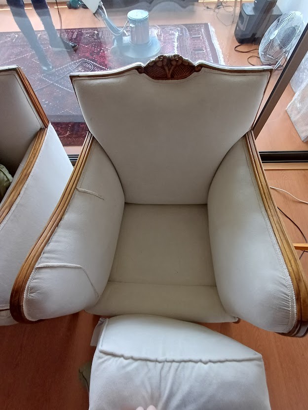 Sillones madera tallado normando felpa color crudo - Imagen 8