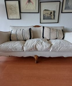 Sofá 3 cuerpos madera tallado normando felpa color crudo