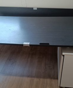 Escritorio con cajonera bicolor blanco y negro