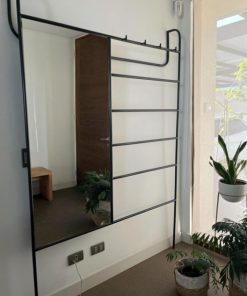 Perchero fierro con espejo y perchas