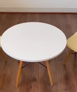 Mesa infantil con 2 sillas eames amarillas