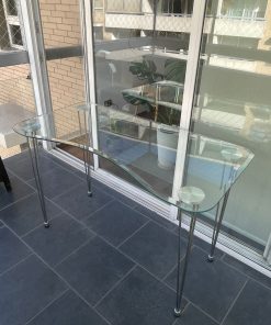 Escritorio curvo de vidrio templado y acero