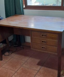 Escritorio antiguo con cajones
