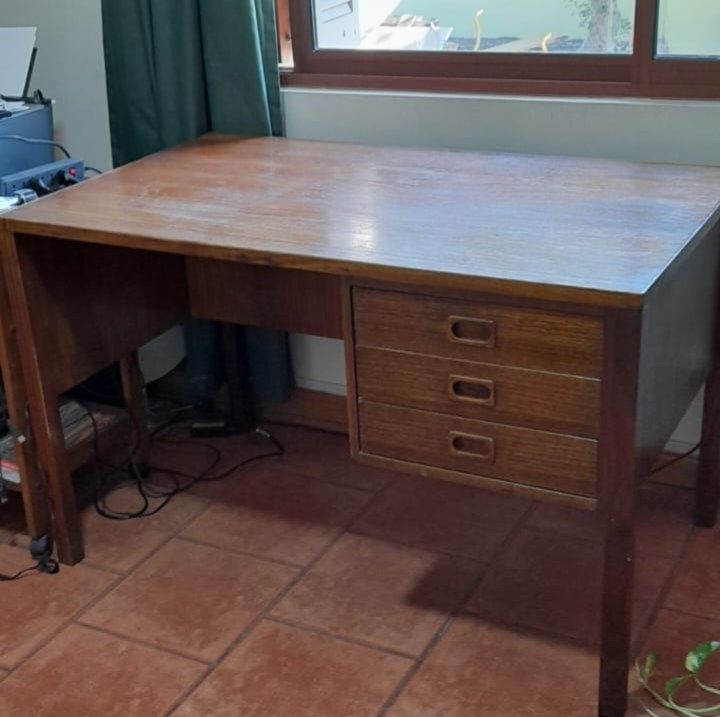 Escritorio antiguo con cajones