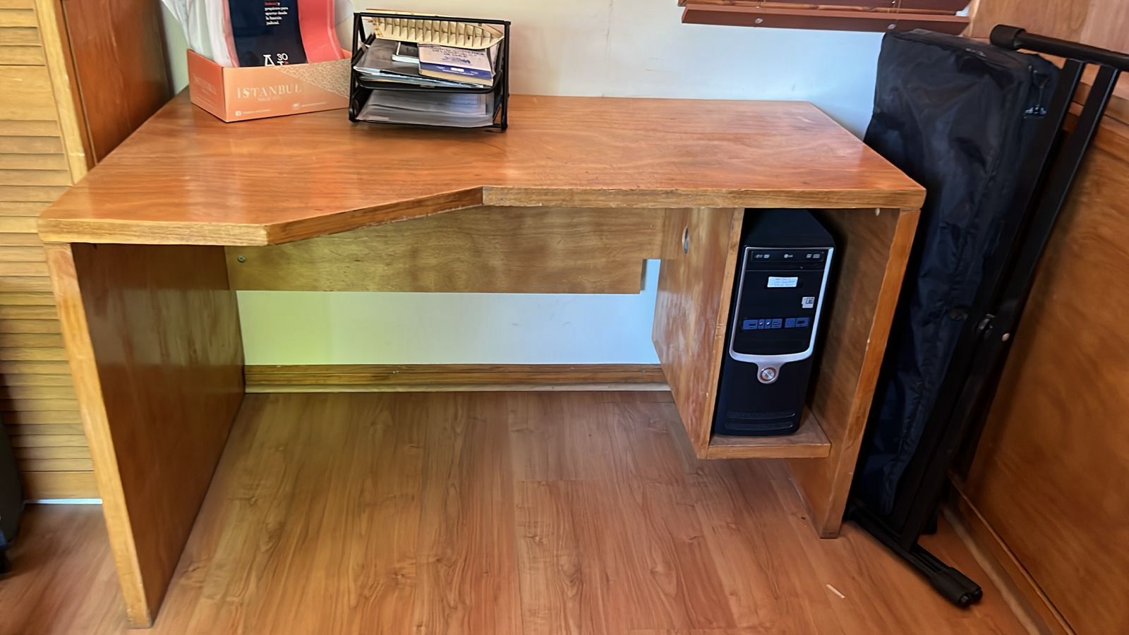 Escritorio madera con espacio para PC de torre