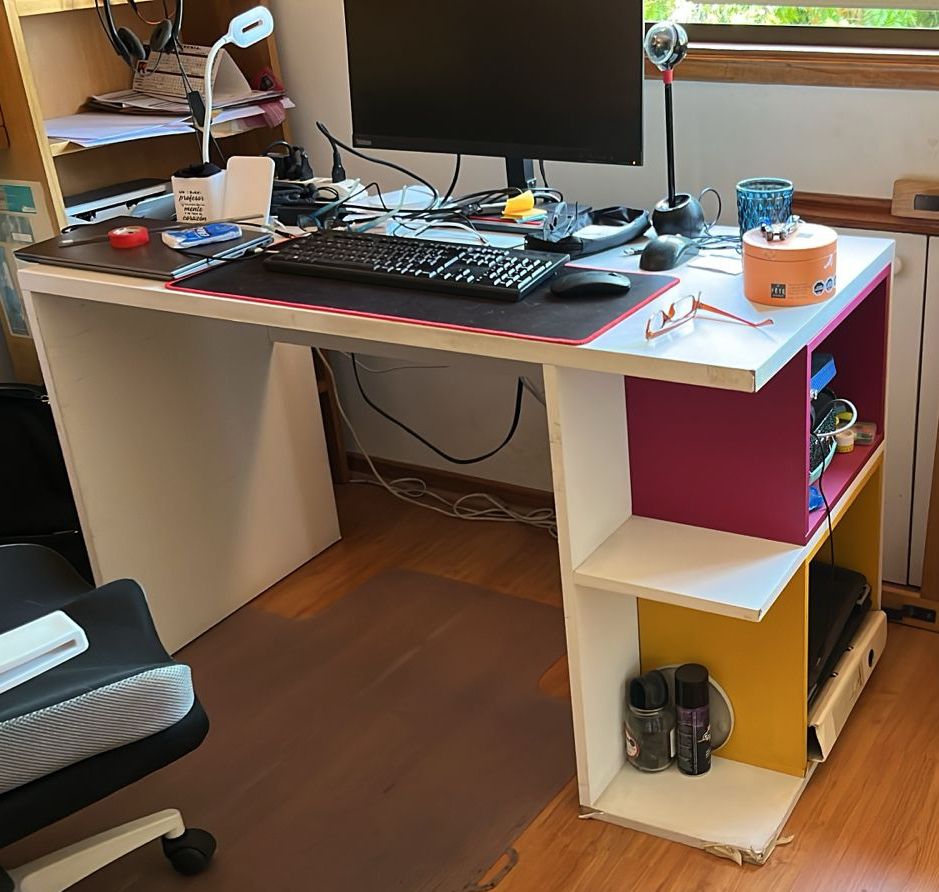 Escritorio blanco y fucsia con repisas