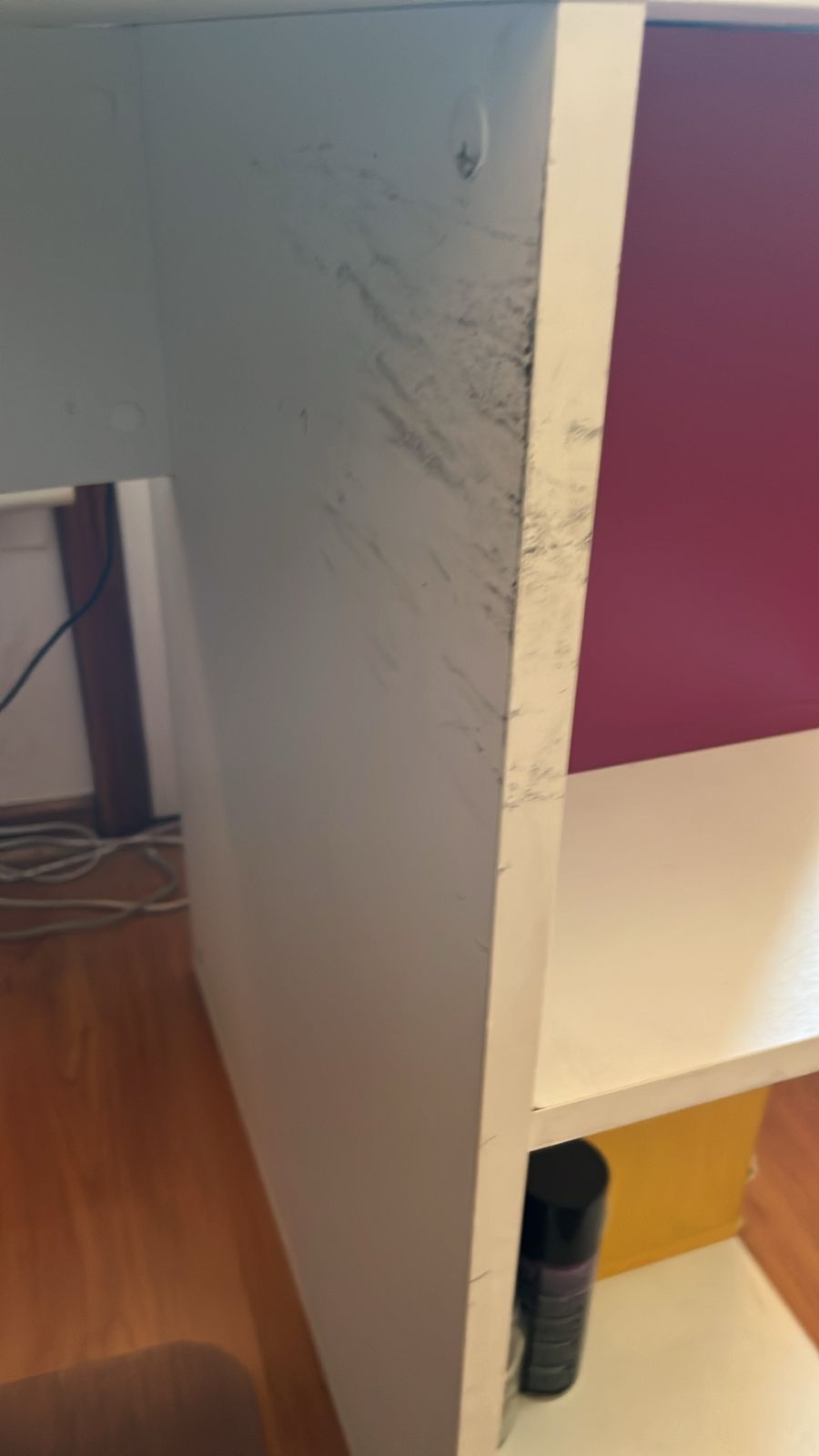 Escritorio blanco y fucsia con repisas - Imagen 6