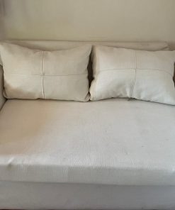 Sofá 2 cuerpos blanco con cojines decorativos