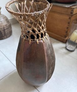 Jarrón de cerámica con tejido
