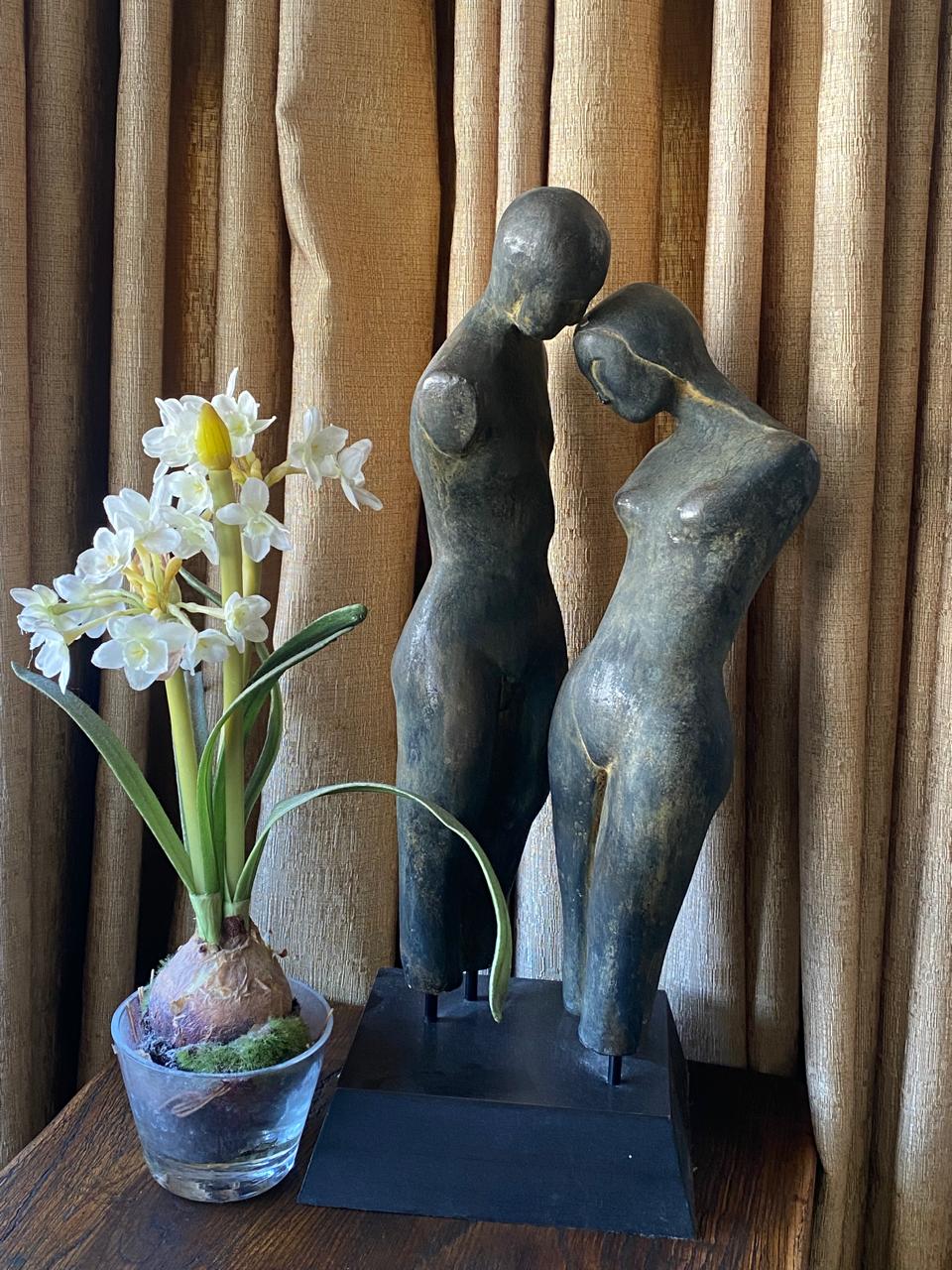 Escultura pareja cerámica y florero juncos artificiales - Imagen 2