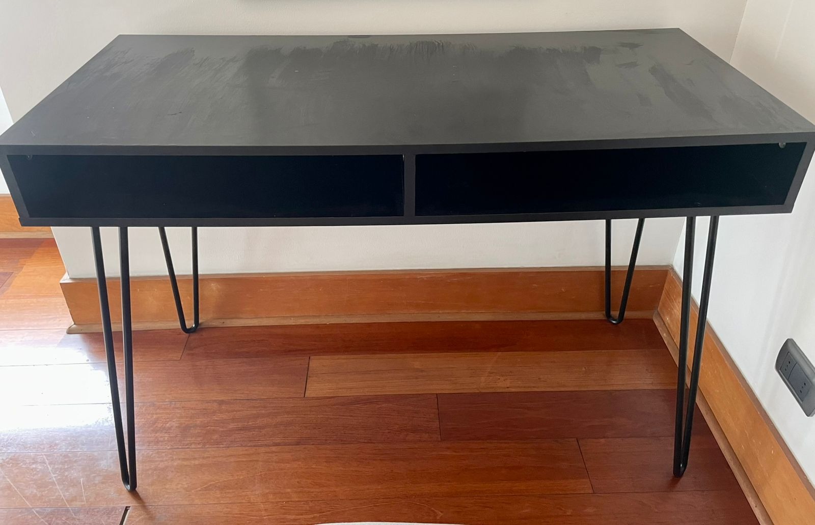 Escritorio negro con fierro
