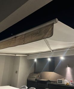 Toldo retráctil automático blanco
