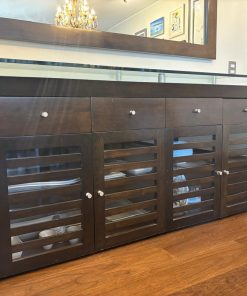 Buffet 4 puertas estilo costero con cubierta vidrio