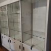 Mueble vitrina enchapada blanco con luz