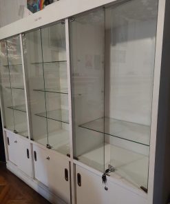Mueble vitrina enchapada blanco con luz