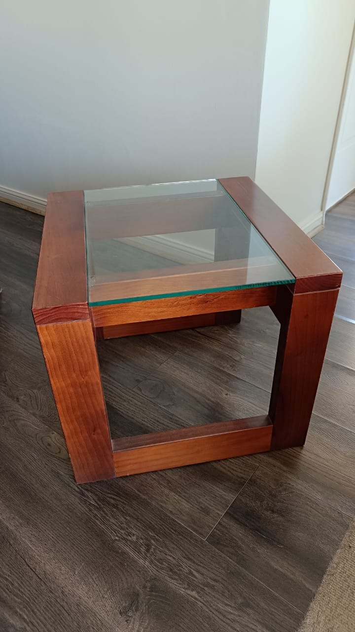 Mesa lateral madera y vidrio tipo corchete