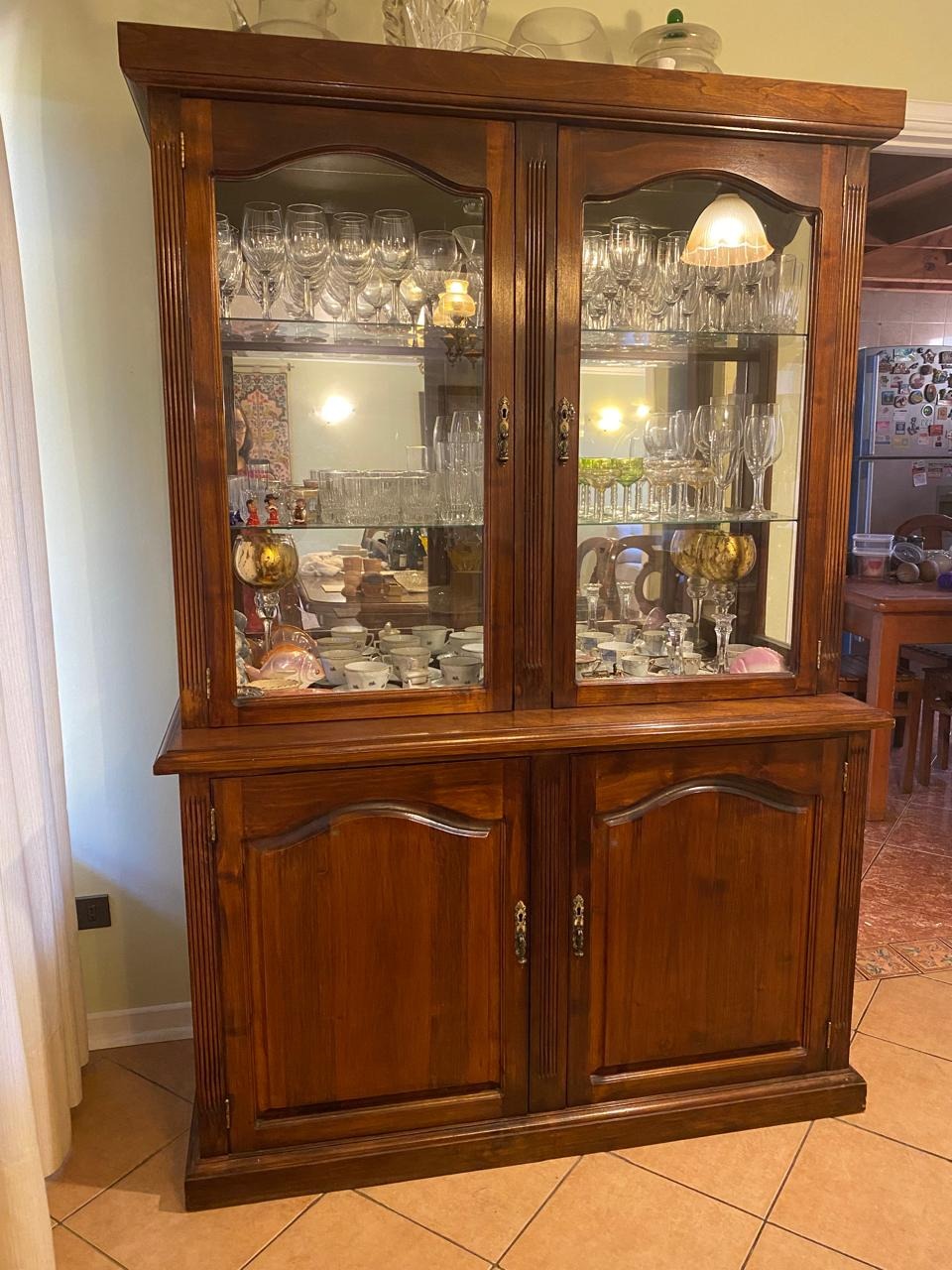 Vitrina de madera con espejo