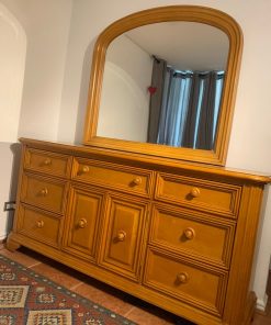 Cómoda madera con cajones y espejo superior