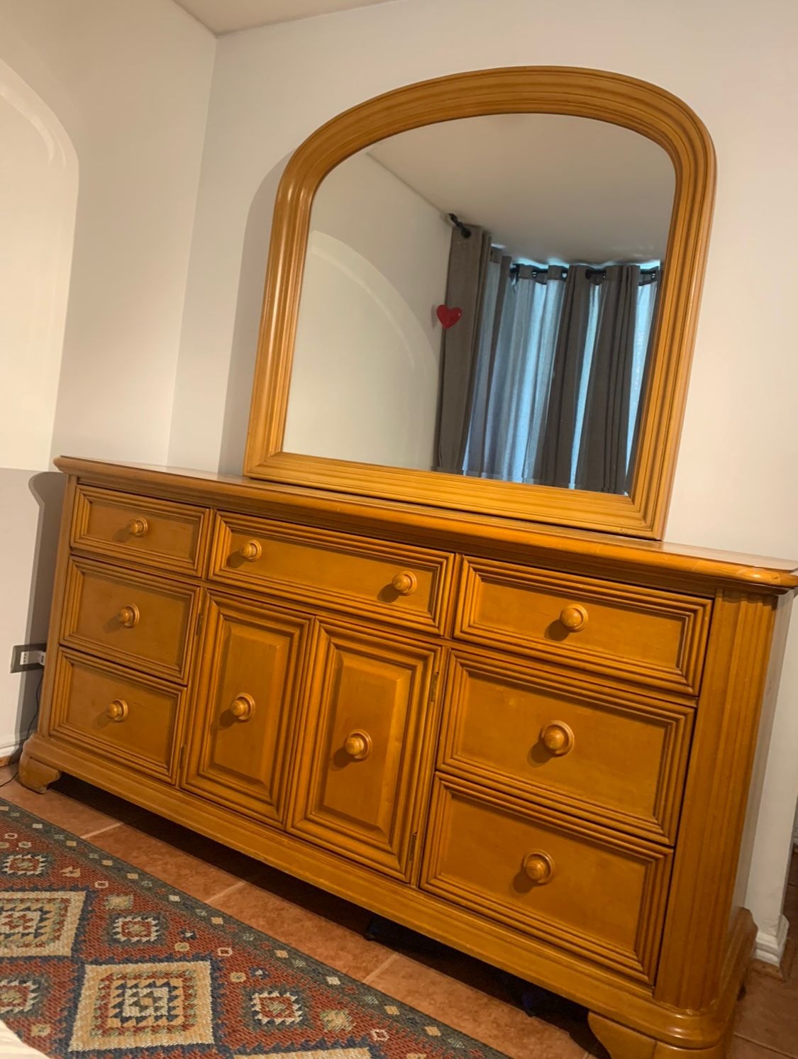 Cómoda madera con cajones y espejo superior