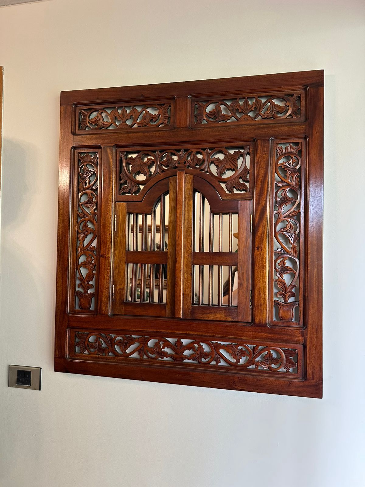 Espejo madera con ventana tallado a mano