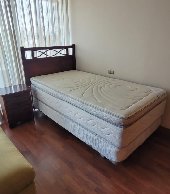Cama 1,5 plazas Rosen con respaldo y velador