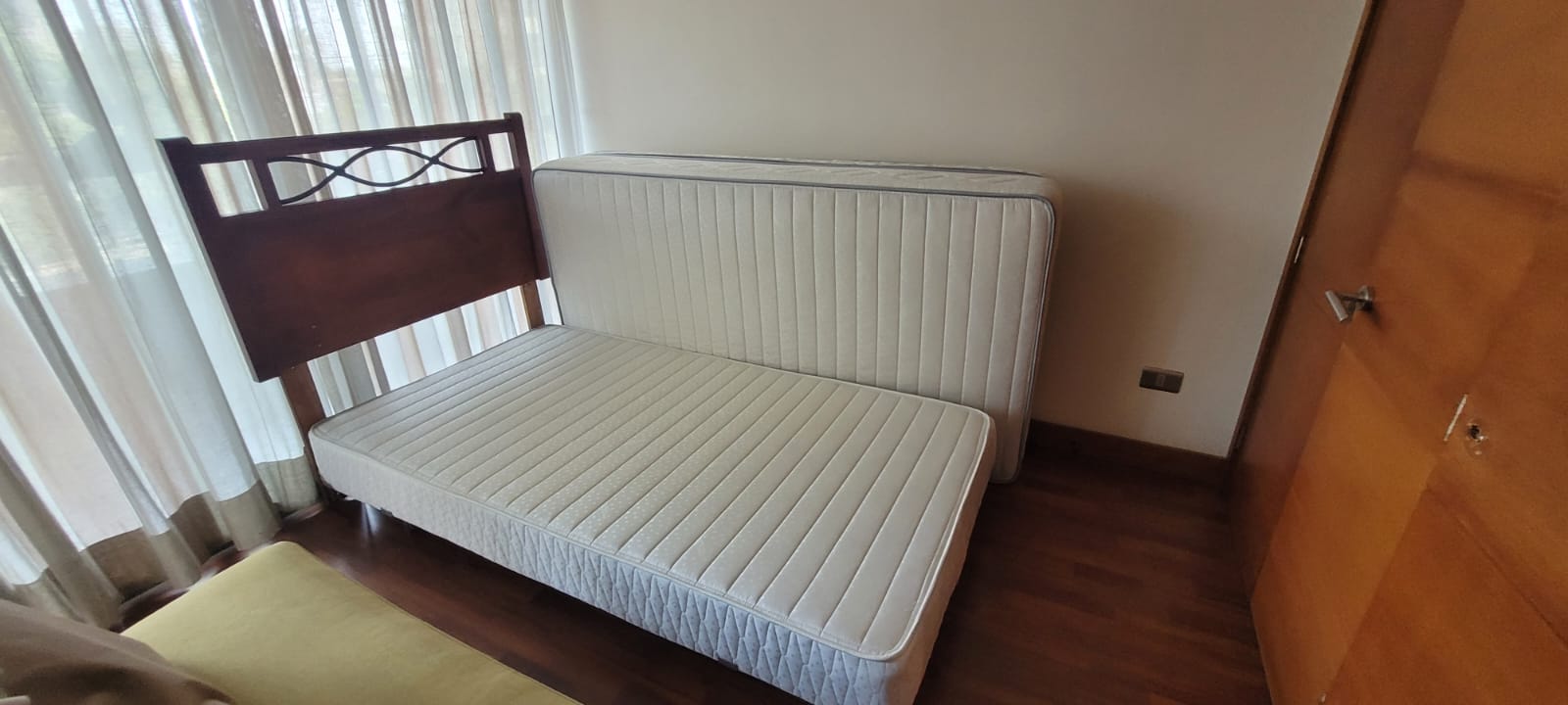 Cama 1,5 plazas Rosen con respaldo y velador - Imagen 3