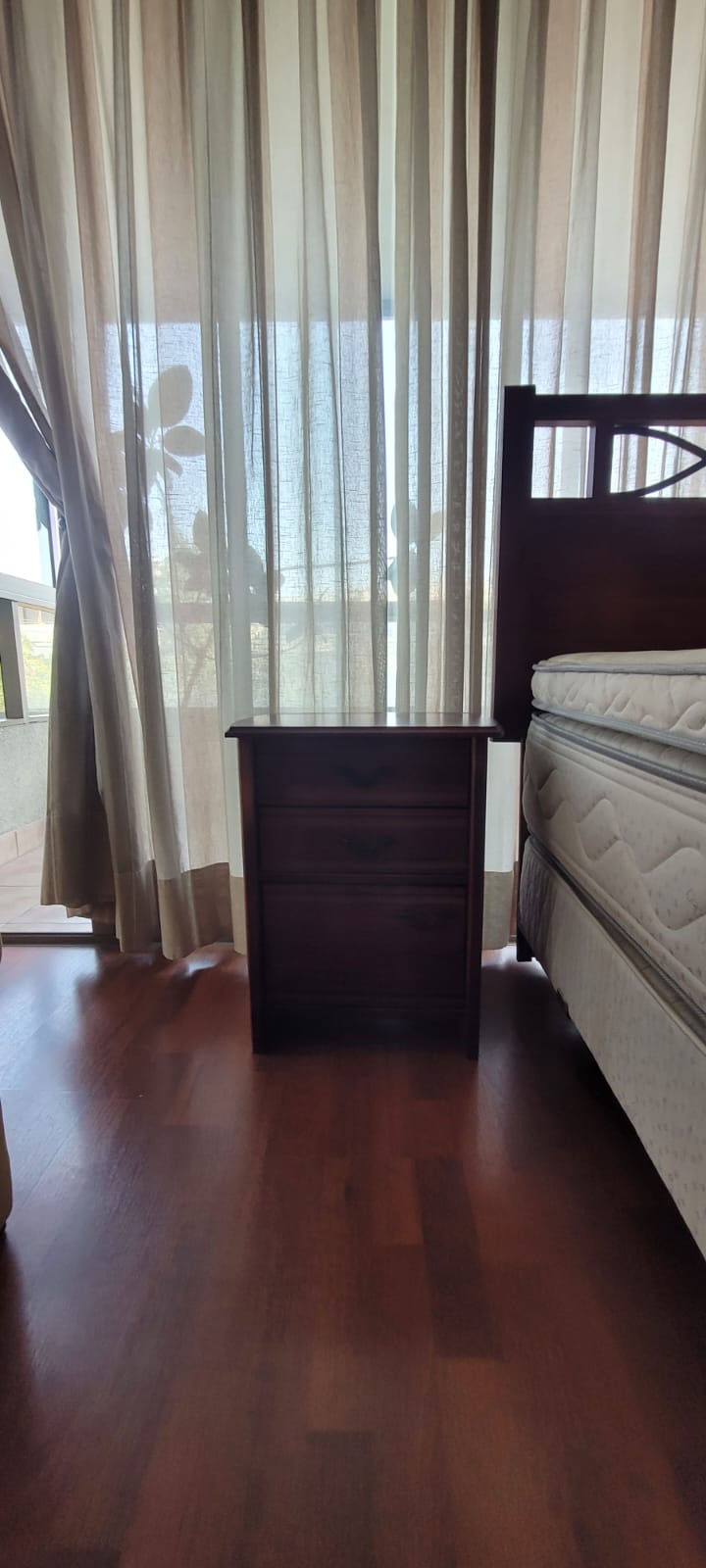 Cama 1,5 plazas Rosen con respaldo y velador - Imagen 5