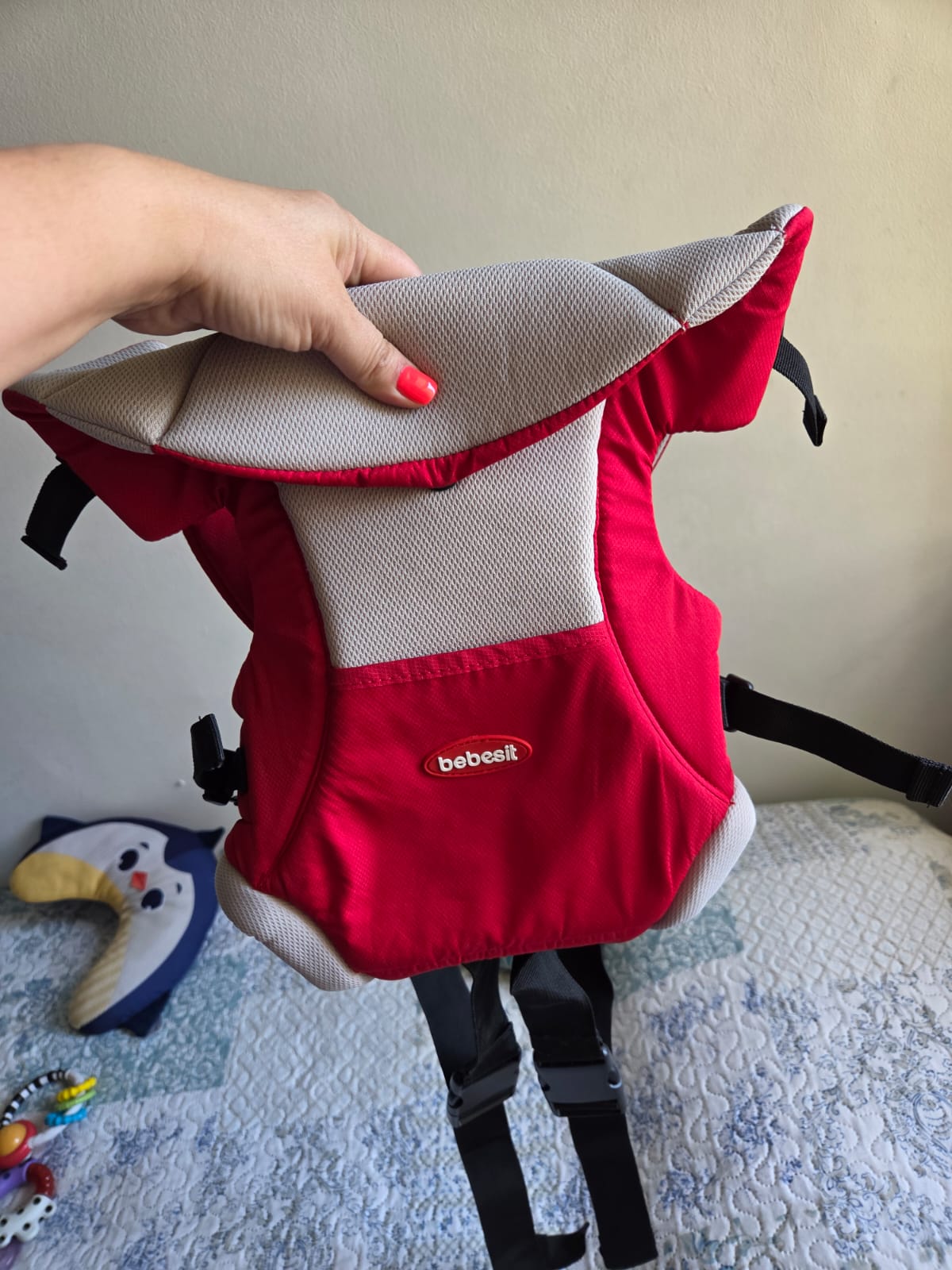 Portabebe rojo marca Bebesit - Imagen 2