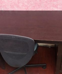 Escritorio con cajonera y puerta