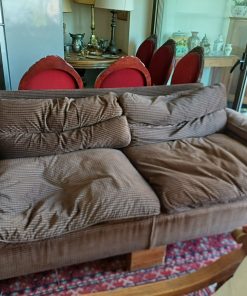 Sofá 3 cuerpos tela café patas madera